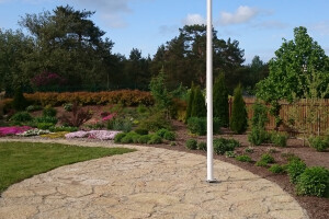 Proverteks OÜ Aia ehitus, Lipuväljak - paekiviga.