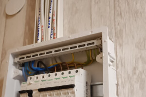 JUHISTIK OÜ Elektritööd, elektriinstallatsioon; elektritööd; siseelektritööd; elektrisüsteem