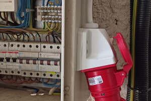 JUHISTIK OÜ Elektritööd, elektriinstallatsioon; elektritööd; siseelektritööd; elektrisüsteem