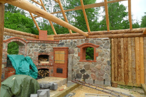 Pupsi AZ OÜ Puitehitised, Palgist hooned, palkidest ja maakivist varjualune. Väliköök.