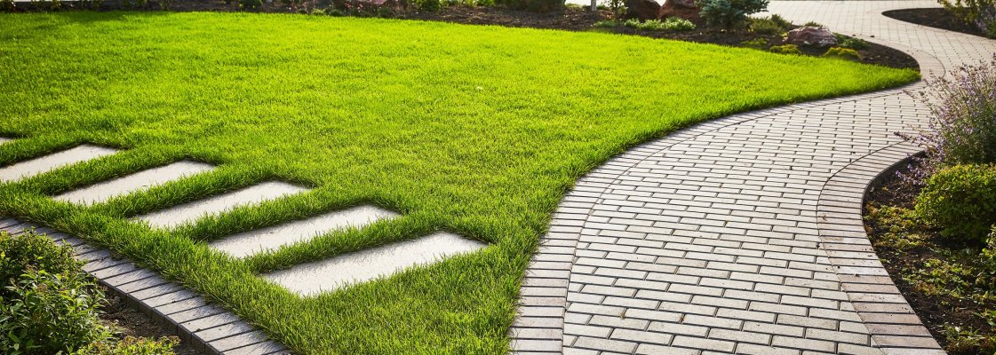 aiatee, kõnnitee, kõnnitee aeda, aiatee rajamine, aia rada, aiatee ehitamine, aiatee kivid, aiatee sillutis, tee aeda, tänavakivide paigaldus, sillutise paigaldus, õueteed