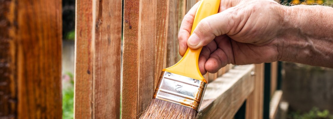 aia värvimine, kuidas aeda värvida, aia ettevalmistamine värvimiseks, sügisene värvimine, aia hooldus ja värvimine, vana värvi eemaldamine aiast, puit- ja metallaia värvimine, kruntvärv aiale, parim värv aiale, aia värvimise tööriistad