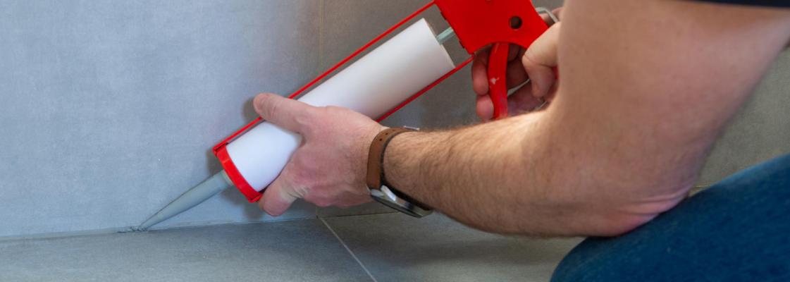 vannitoa silikooni vahetus, vannitoa vuugid, silikoonvuukide hooldus, hallitus vannitoas, vannitoa niiskuskahjustused, silikooni vahetamine, vannitoa remont, plaadivuugid, vannitoa hooldus, sanitaarsilikoon