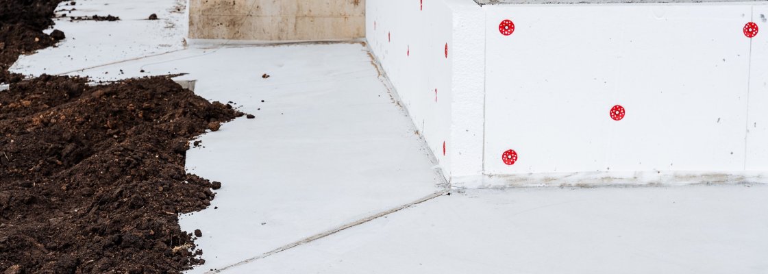 vundamendi soojustamine plaatidega, EPS, XPS, PIR plaadid, vahtklaas, niiskuse tõkestamine, soojuskao vältimine, vundamendi välissoojustus, vundamendi kaitse, energiatõhusus, külmasillad, vundamendi soojustamise materjali valik