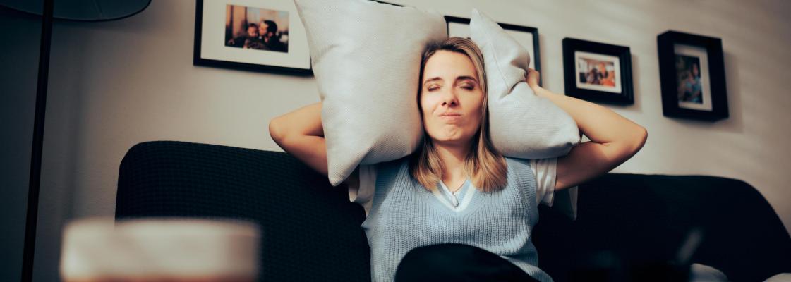 helikindel kodu, korteri müra vähendamine, mürasummutus korteris, akustika parandamine kodus, naabrite müra, löögimüra vähendamine, õhumüra, akustilised paneelid, korteri helikindlus, vaibad müra vastu, müra korteris