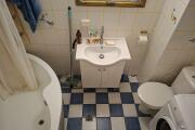 bathroom 2.jpg