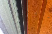 Silikoonimist vajavad trepikoja akna ja puidu liitekohad.jpg