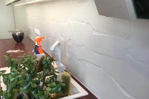 Köögis seina kaunistamine kiviplaatidega.JPG