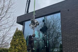 Klaaspaketi eemaldamine Eesti kunsti tuppa saamiseks.jpg