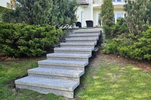 Välistrepp metalltaladel pesubetoonastmetega.JPG