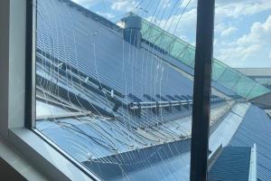 Tallinna lennujaama purunenud klaaspaketi mõõtmine.jpg