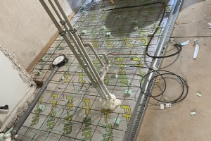 Korteri vannitoa põranda soojenduse paigaldamine.jpg