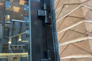 Alumiinium ukse hingede vahetus.jpg