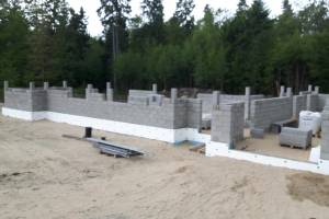 Erinevate kiviplokkide ladumine.jpg