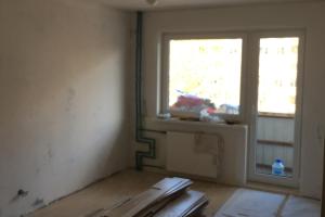 Tallinna korteri seinte ja lagede värvimine, kahe toa seinte tapeetimine, puitparketi paigaldamine kogu korteri ulatuses 90m2, vetsu seinte plaatimine ja vetsu lae, kraanikausi, vetsupoti vahetus, vaheuste ja välisukse vahetus.JPG