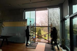 Klaaspaketi eemaldamine Eesti kunsti tuppa saamiseks 3.jpg