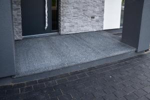 Musta värvi pesubetoonplaatide paigaldus eramaja betoontrepile.jpg