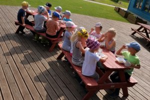 Eritellimusel piknikulauad Tabasalu.jpg