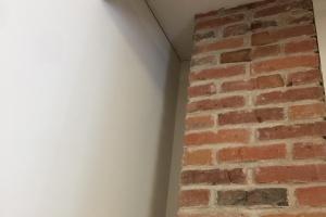 Tulemus enne - mõra lae ja seina paneeli vahel.JPG