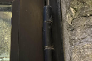 Alumiinium välisuste hingede vahets ja reguleerimine.jpg