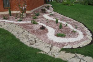 Kivimultsiga püsikupeenar ja paekivitee Kangrus (1).JPG