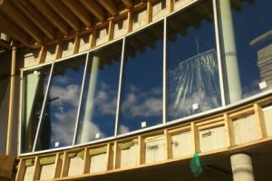 Kiviõli suusakeskuse kumer klaasfassaad.jpg