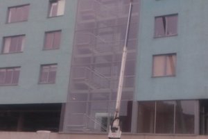 Klaasfassaadi veelekke likvideerimine.jpg