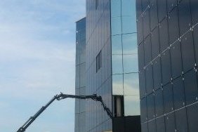 Laeva2 viimaste klaaspakettide paigaldus.jpg