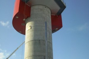 Lennujuhtimise torni negatiivse kaldega klaaspaketid.jpg