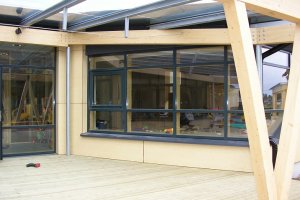 Liim puidul klaasfassaad.jpg