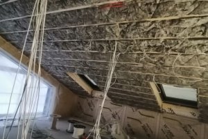 Монтаж ваты потолок 4-й этаж 3.jpg