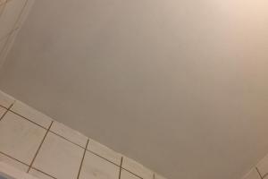 Hallitustõrjega töödeldud ja lauspahteldatud vannitoa lagi.JPG