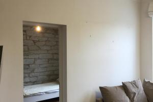 Tulemus enne - mõra ukseavast paremal ulatudes laeni.JPG