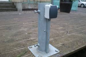 Pistikupesa varju jala küljes.JPG