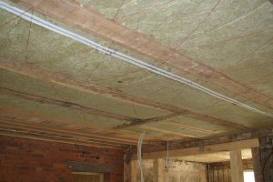 Soojustuse paigaldus lakke.jpg