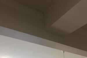 Tulemus enne - mõra seina ja lae vahel.JPG