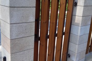 Termopuidust jalgvärav ja laotud betoonplokk-postid Sausti Harjumaa 1.jpg