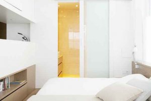 Valmistatud voodi, kapid, uks otse vannituppa.jpg