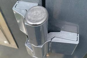 Alumiinium uste hingede vahetus, oleme Schüco Eesti partner.jpg