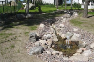 Väikese purskkaevuga oja Merirahus.JPG