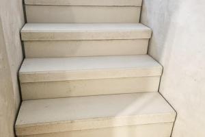 Sisetrepi renoveerimine silebetoonist talade ja plaatidega Tallinnas.JPG