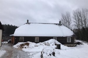 uued plokkkorstnad ladumine vanas talumajas.jpg