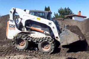 Bobcat S250 roomik.jpg