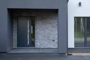 Eramaja trepi katmine mustade pesubetoonplaatidega.jpg