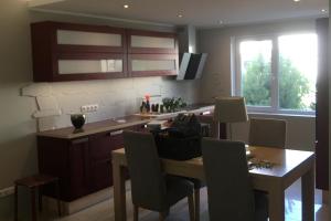 Eramajas kahel korrusel lagede ja seinte värvimine, magamistoas laekonstruktsiooni eemaldamine, vetsu ukse ja ülemiste tubade uste eemaldamine.JPG