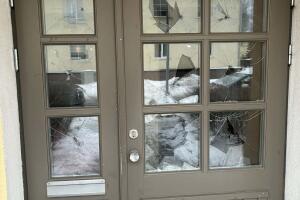 Klaaspaketi vahetus puit uksel.jpg