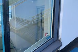 Tallinna lennujaama purunenud klaaspaketi vahetus hermetiseerimisega.jpg