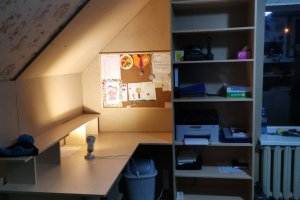 Arvutilaud koos riiuliga eritellimusel.jpg