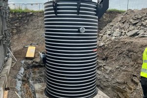 SKRP paigaldus betoonplaadile.jpg