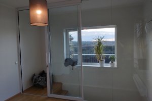 DB uks seest valge raam.jpg